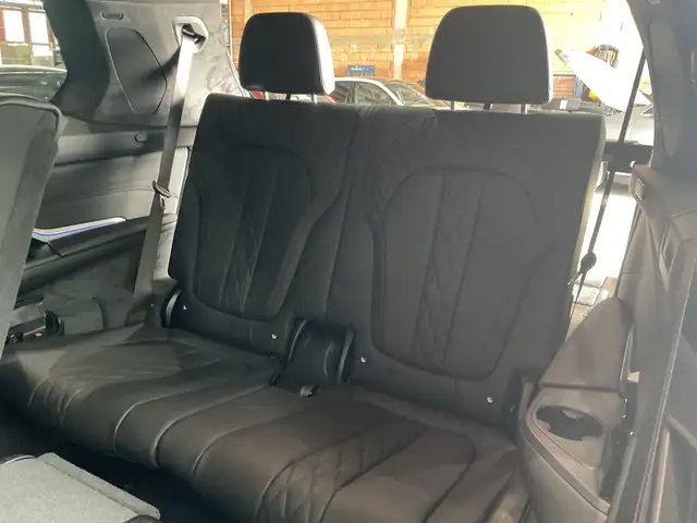 BMW X7 view 10