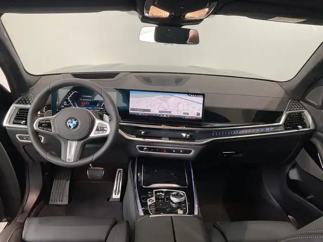 BMW X7 view 3