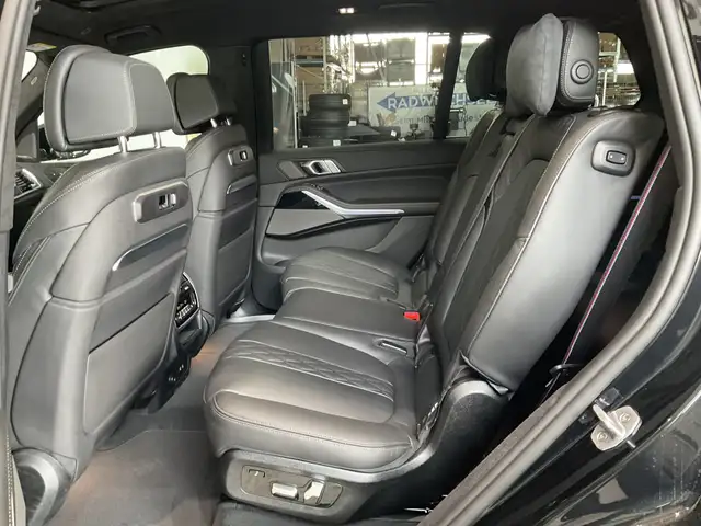 BMW X7 view 9