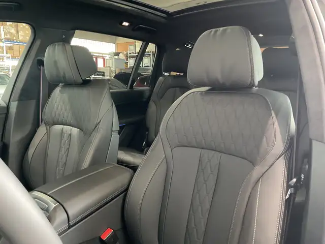 BMW X7 view 8
