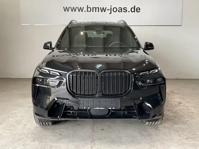 BMW X7 view 2