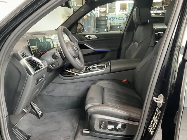 BMW X7 view 7