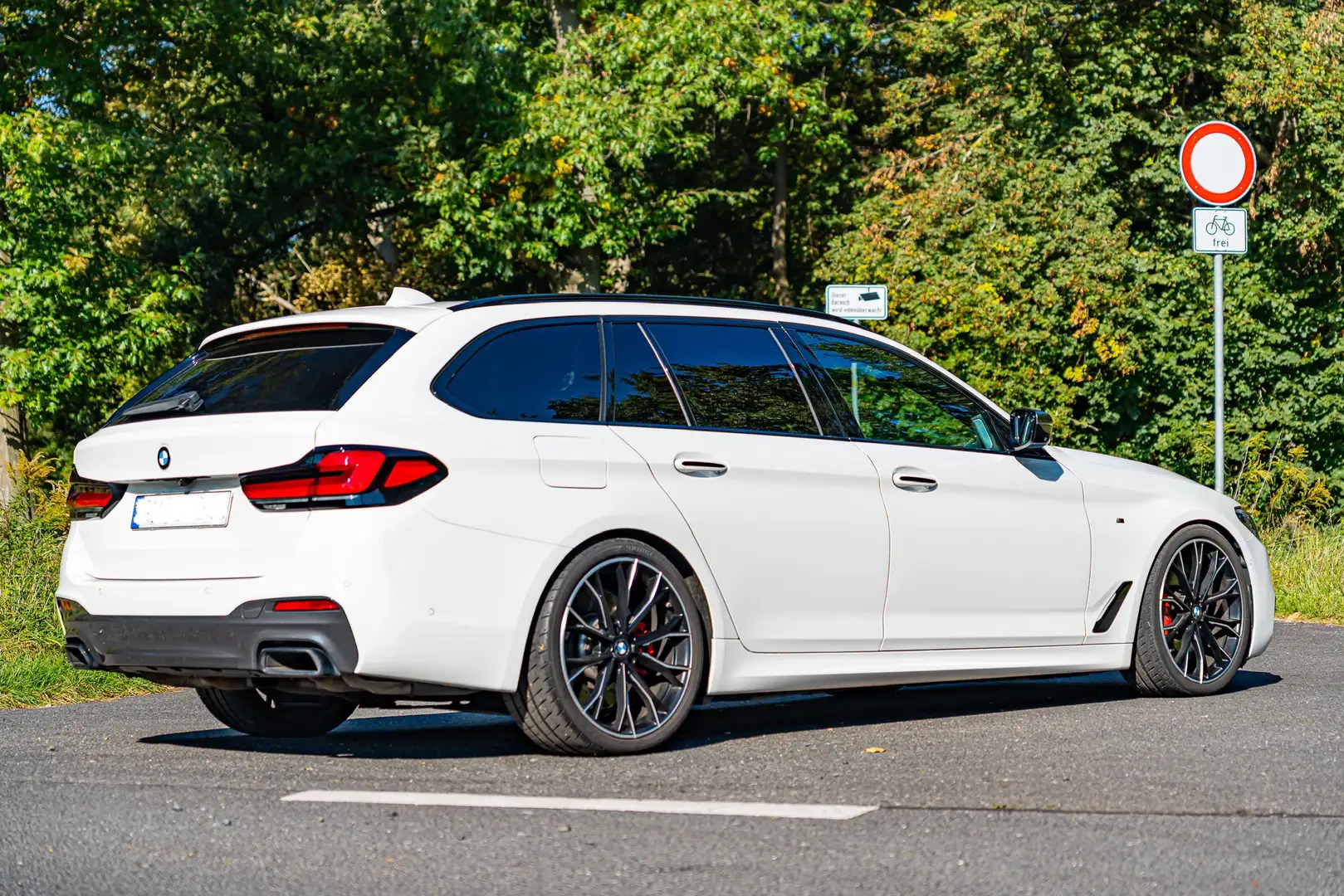 BMW M550 M550d Touring M-Performance 20“ Individual Sthz Weiß - 2