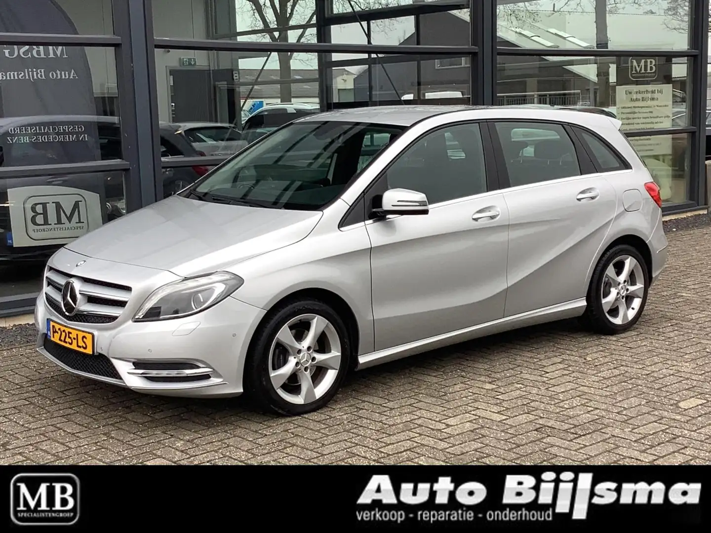 Mercedes-Benz B 180 Ambition automaat, achteruitrijcamera, navi, cruis Grau - 1