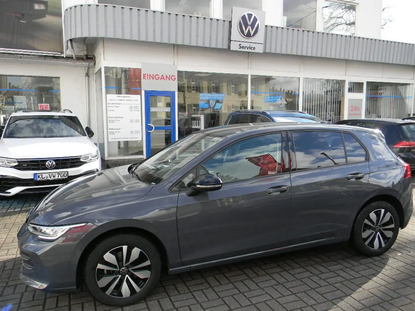 Volkswagen Golf VIII Lim. 1.5 TSI 85 kW Goal 6 Gang AHK Grau - 1
