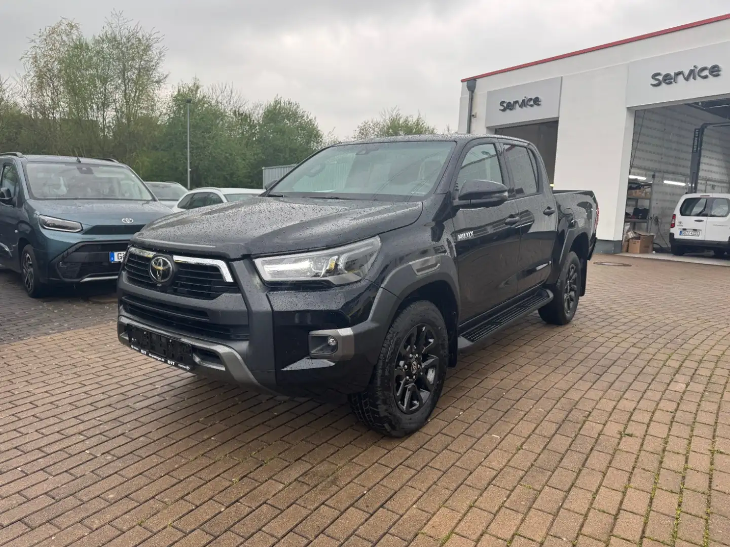 Toyota Hilux DC 2,8 D-4D 4x4 Invicible Klimaaut. Negro - 2