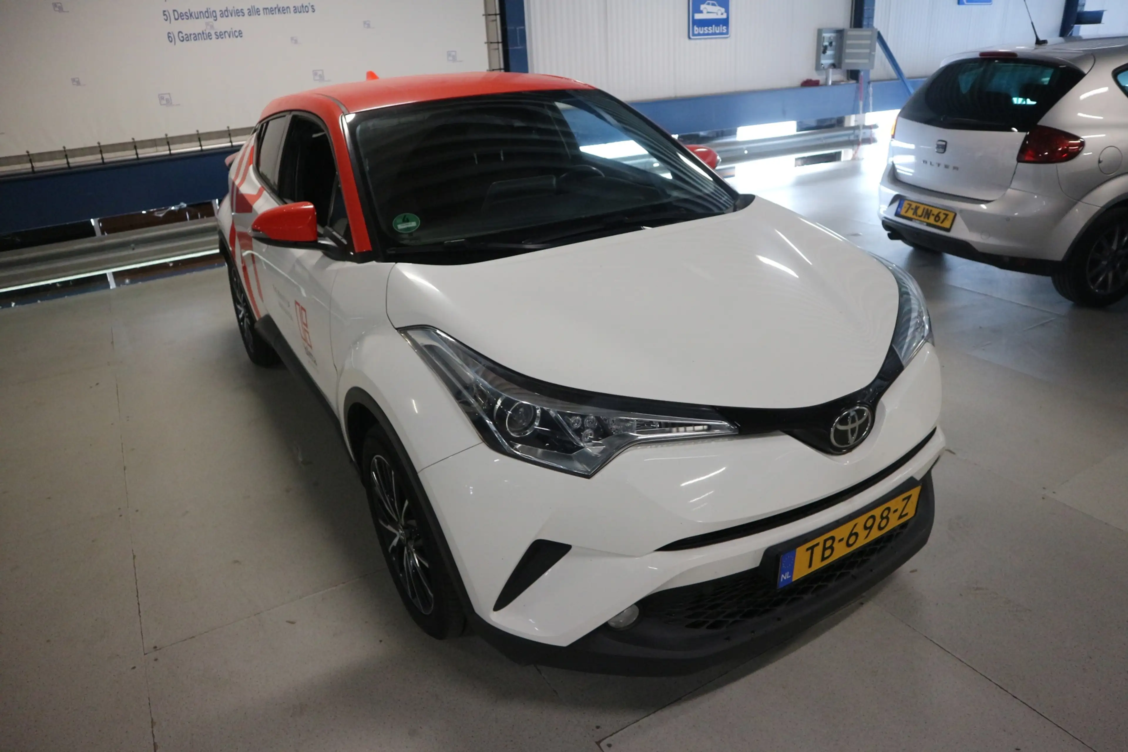 Toyota C-HR 1.2 Energy / BTW / NAVI / STOELVERWARMING / DEALER — photo 8
