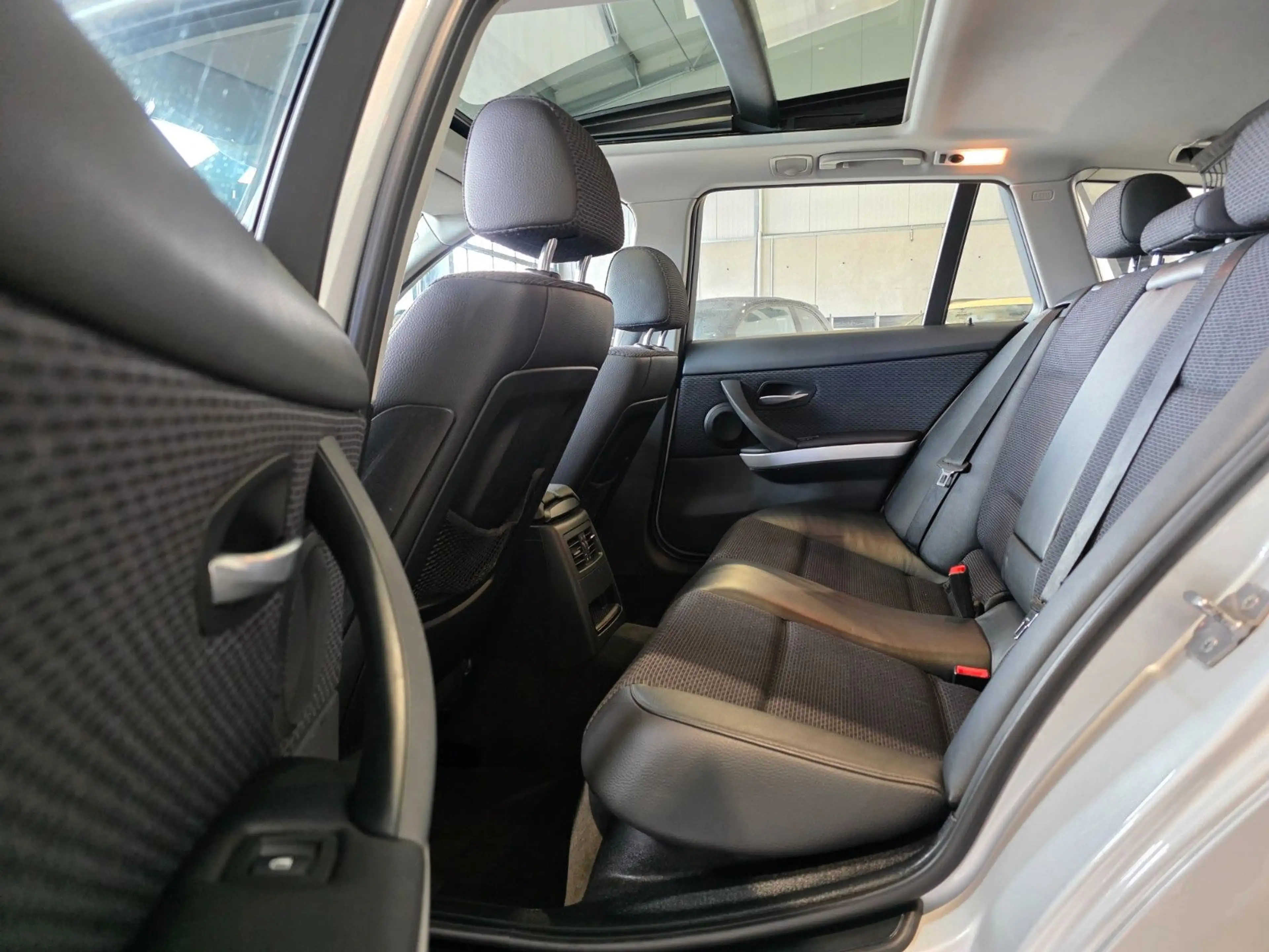BMW 320 i Touring Edition |PANO|XENON|SHZ|AHK|PDC — photo 14