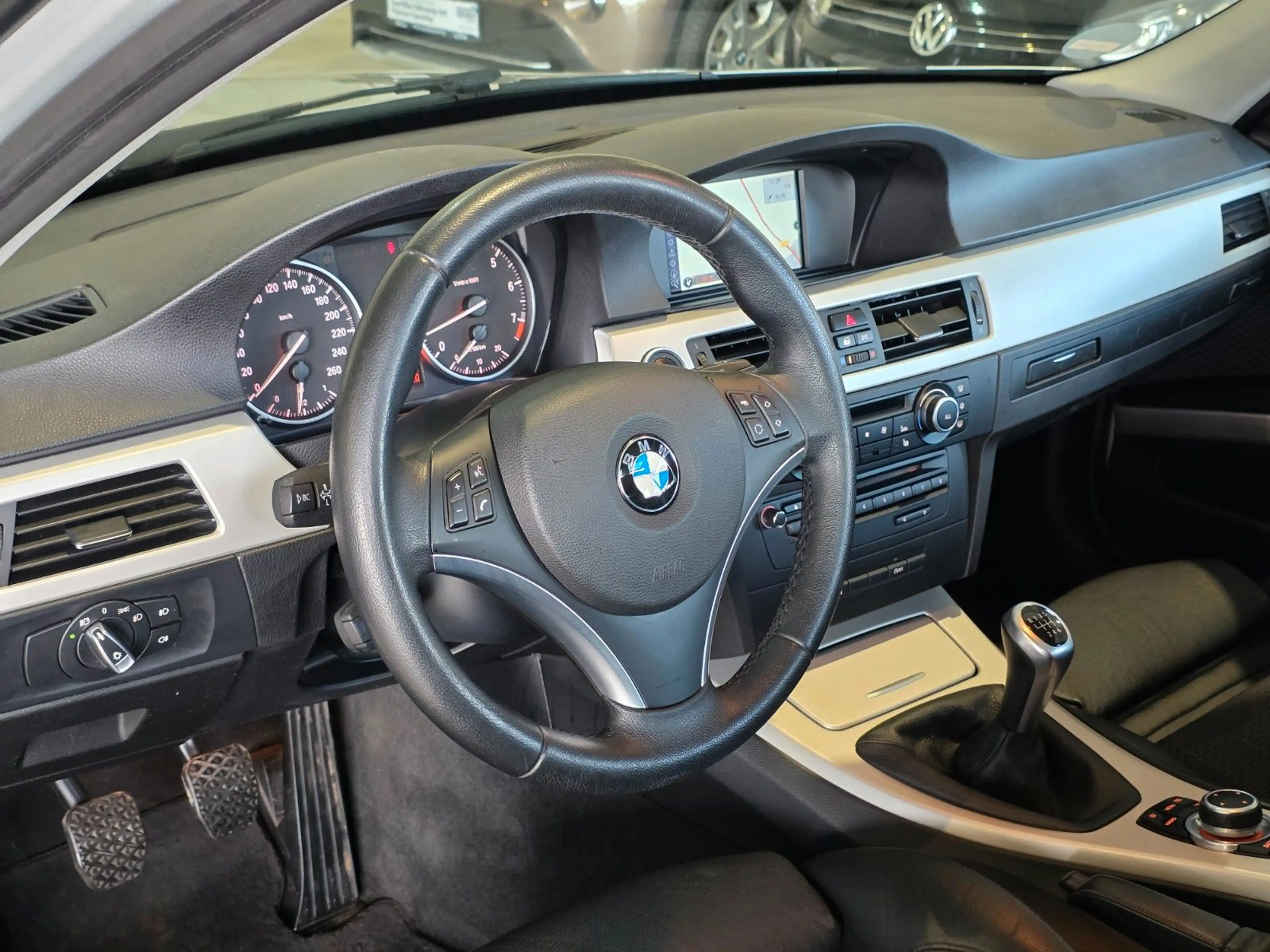 BMW 320 i Touring Edition |PANO|XENON|SHZ|AHK|PDC — photo 11