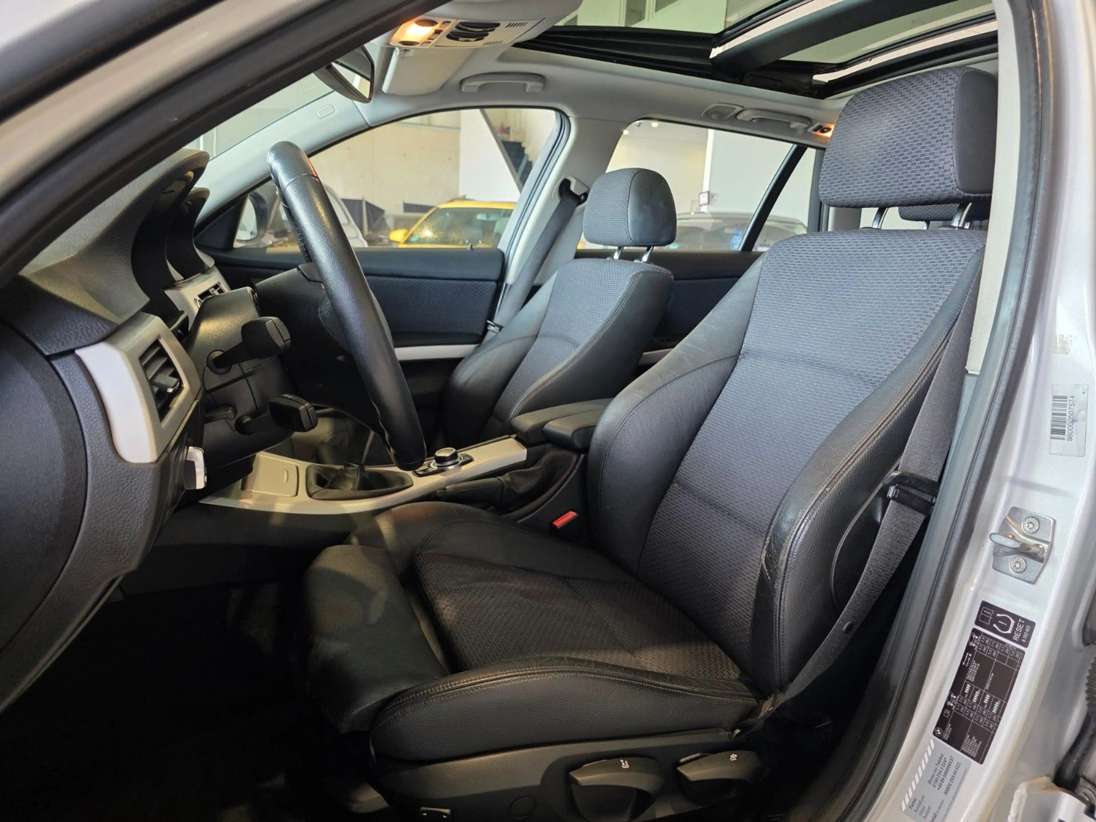 BMW 320 i Touring Edition |PANO|XENON|SHZ|AHK|PDC — photo 9