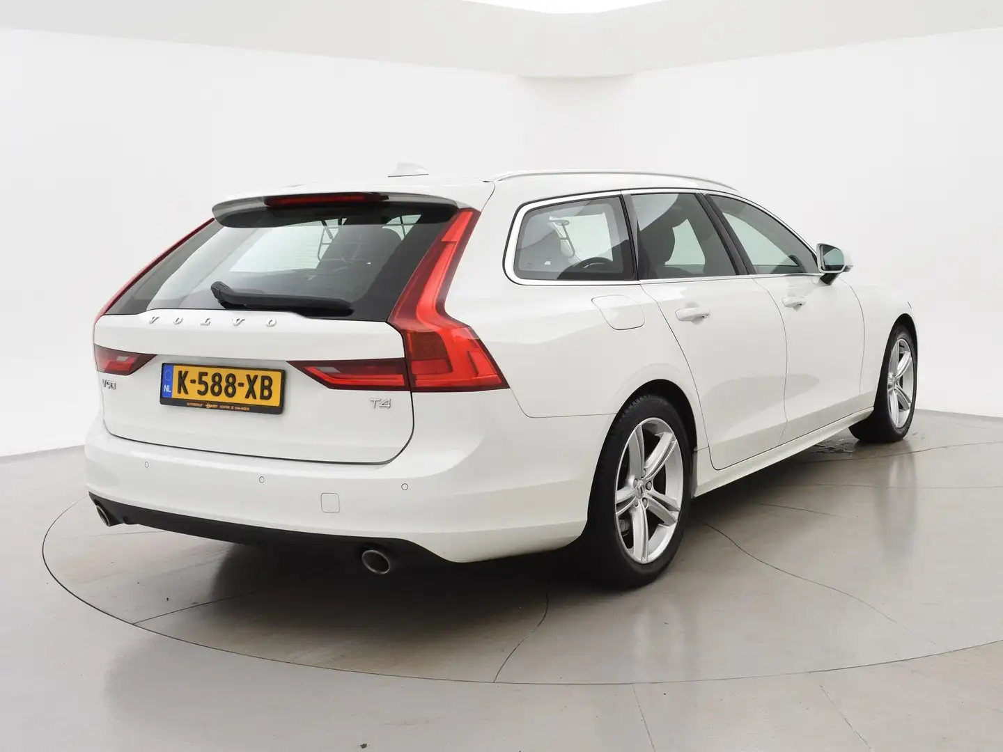 Volvo V90 2.0 T4 190 PK AUT. + WEGKL. TREKHAAK / ADAPTIVE CR Wit - 2