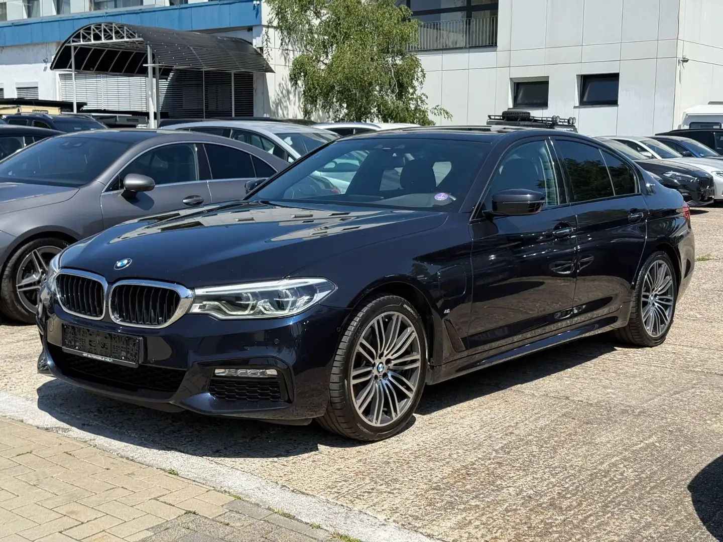 BMW 530 e M Sport Paket/LED/Schiebedach/Leder Schwarz - 2