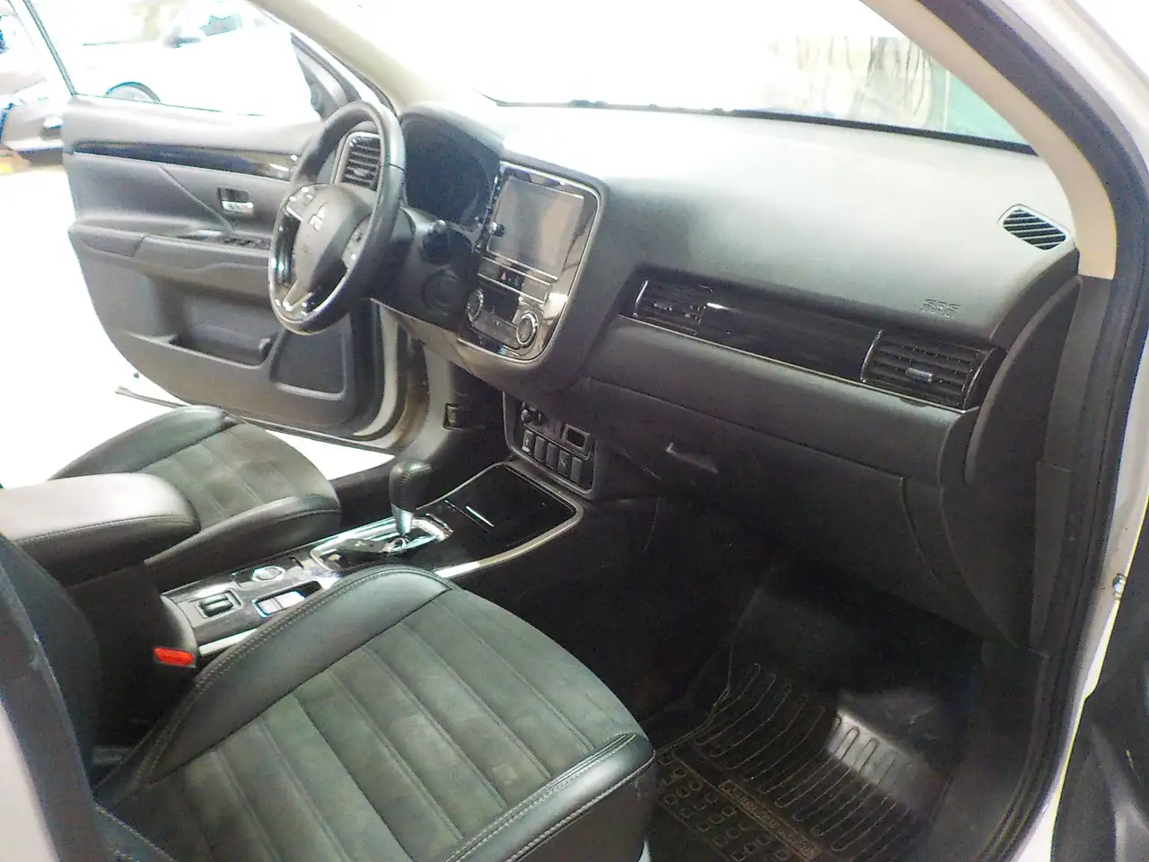 Mitsubishi Outlander снимка Mitsubishi Outlander