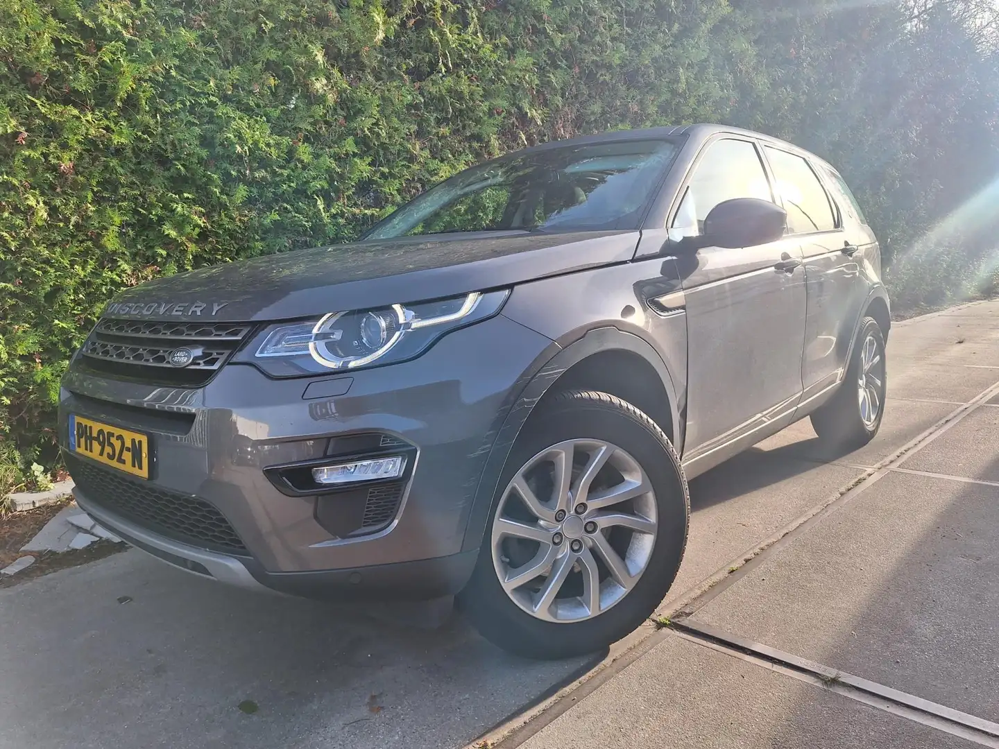 Land Rover Discovery Sport 2.0 TD4 HSE Grijs - 1