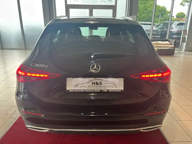 Mercedes-Benz C-Class view 4