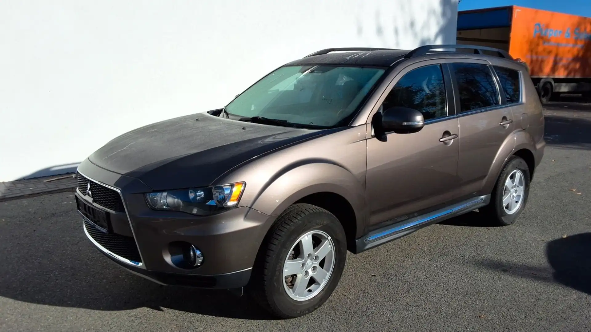 Mitsubishi Outlander Invite 2WD Hnědá - 1