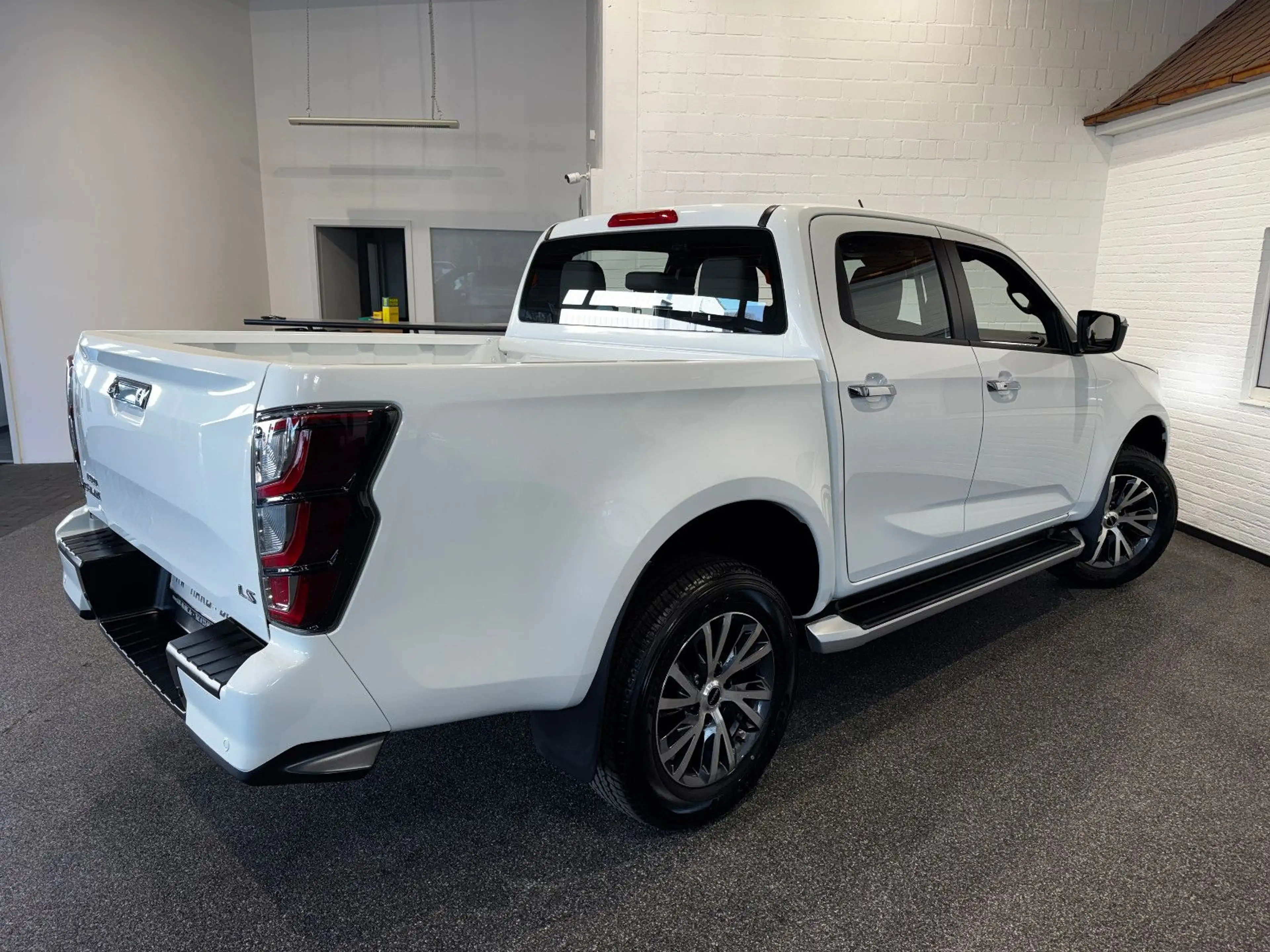 Isuzu D-Max Double Cab 4WD LSE LED ACC PDC KAMERA — photo 7