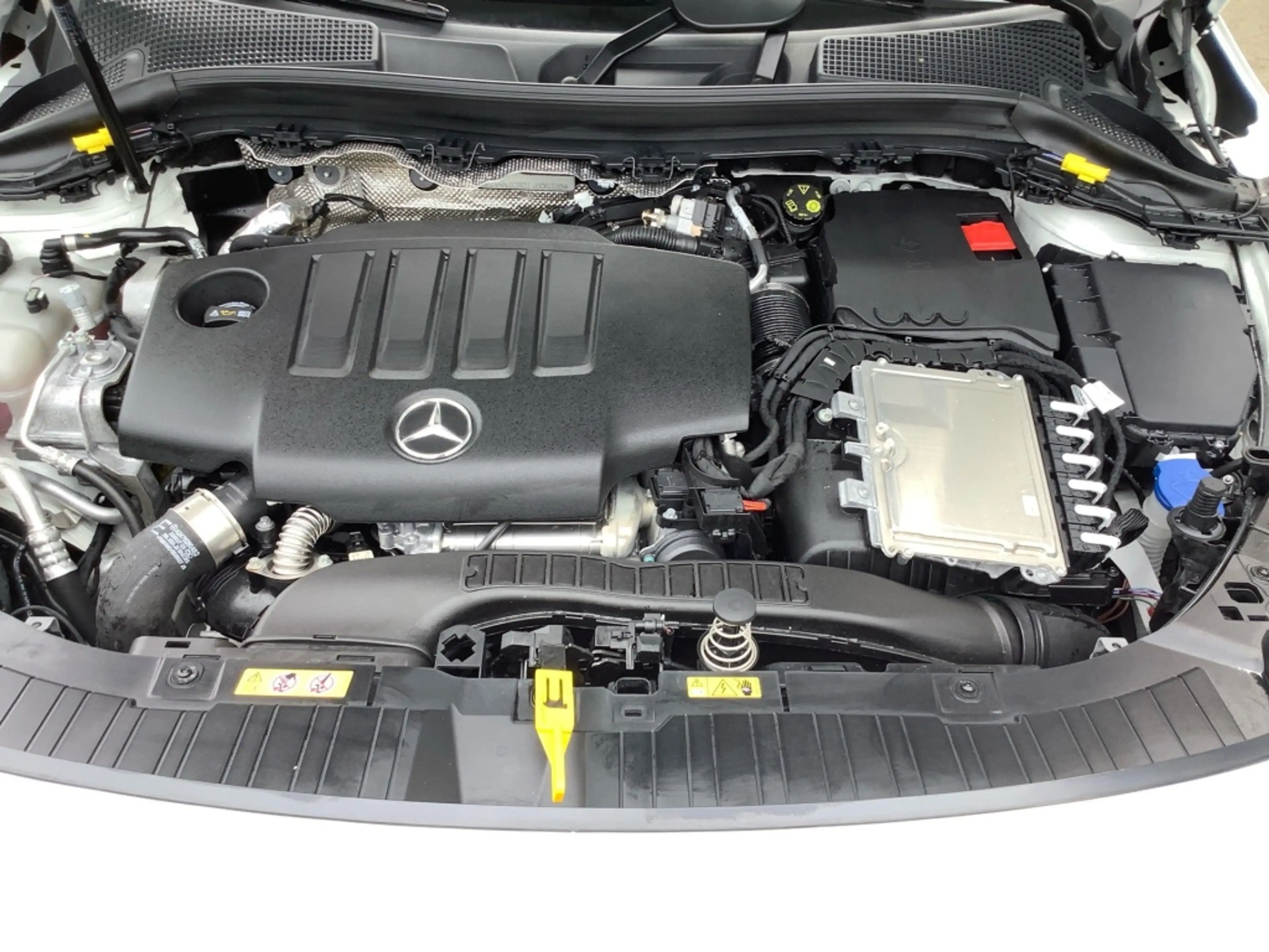 Mercedes-Benz GLA 200 d AMG+MBUX+DISTRONIC+NIGHT+AMBIENTE+AHK — photo 4