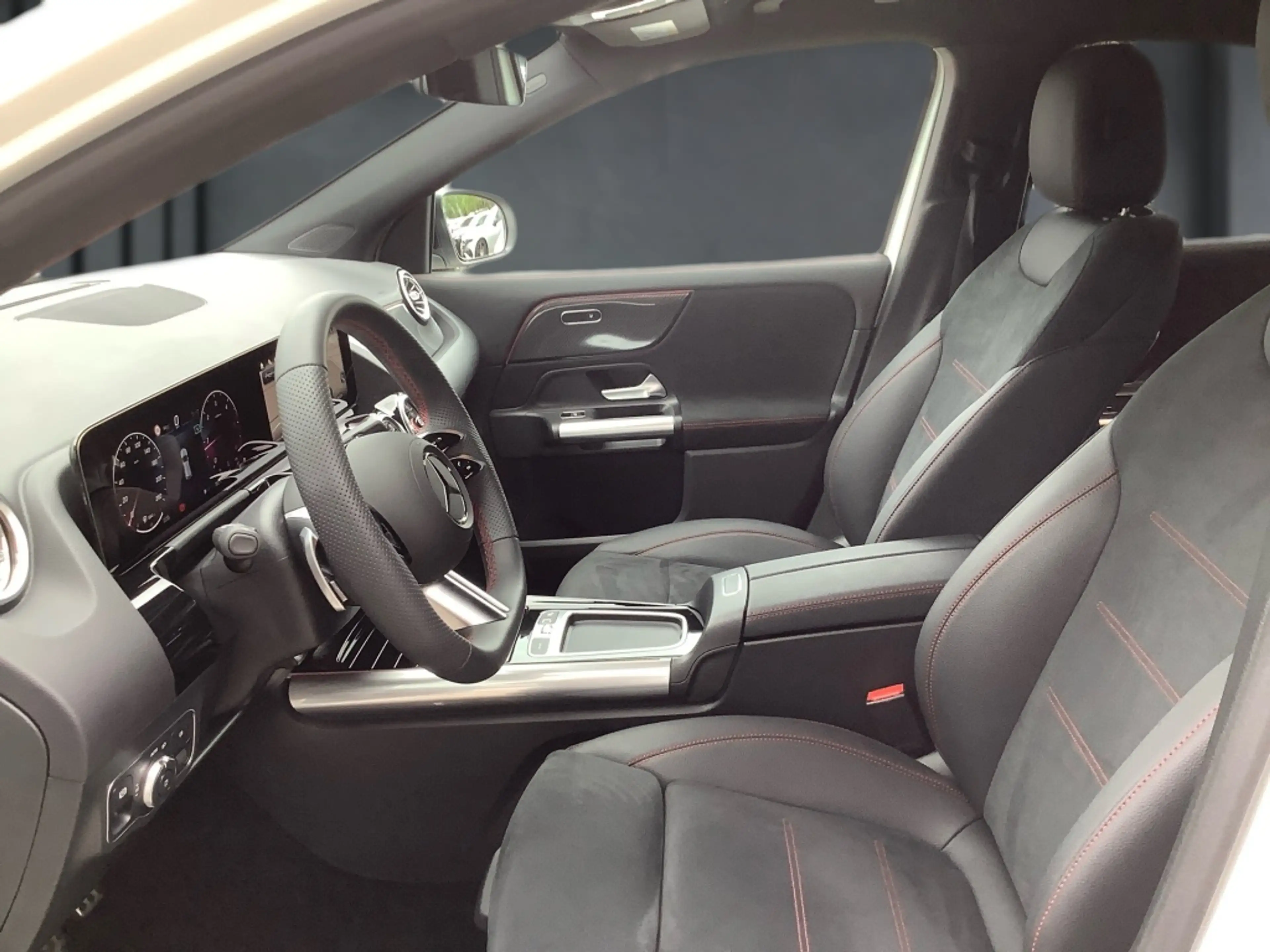 Mercedes-Benz GLA 200 d AMG+MBUX+DISTRONIC+NIGHT+AMBIENTE+AHK — photo 6