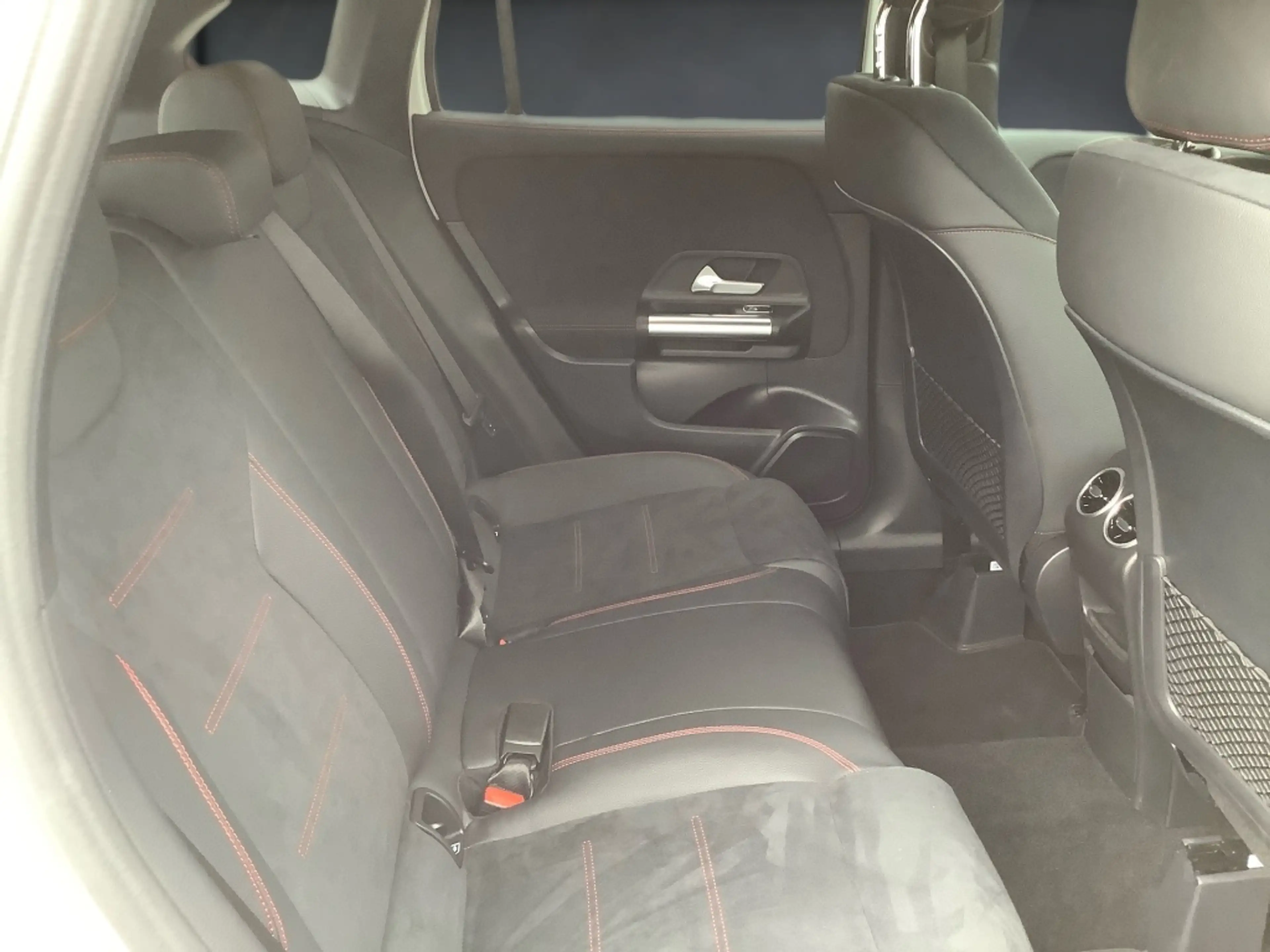 Mercedes-Benz GLA 200 d AMG+MBUX+DISTRONIC+NIGHT+AMBIENTE+AHK — photo 13