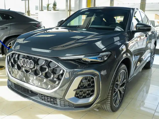 Audi Q5 view 3