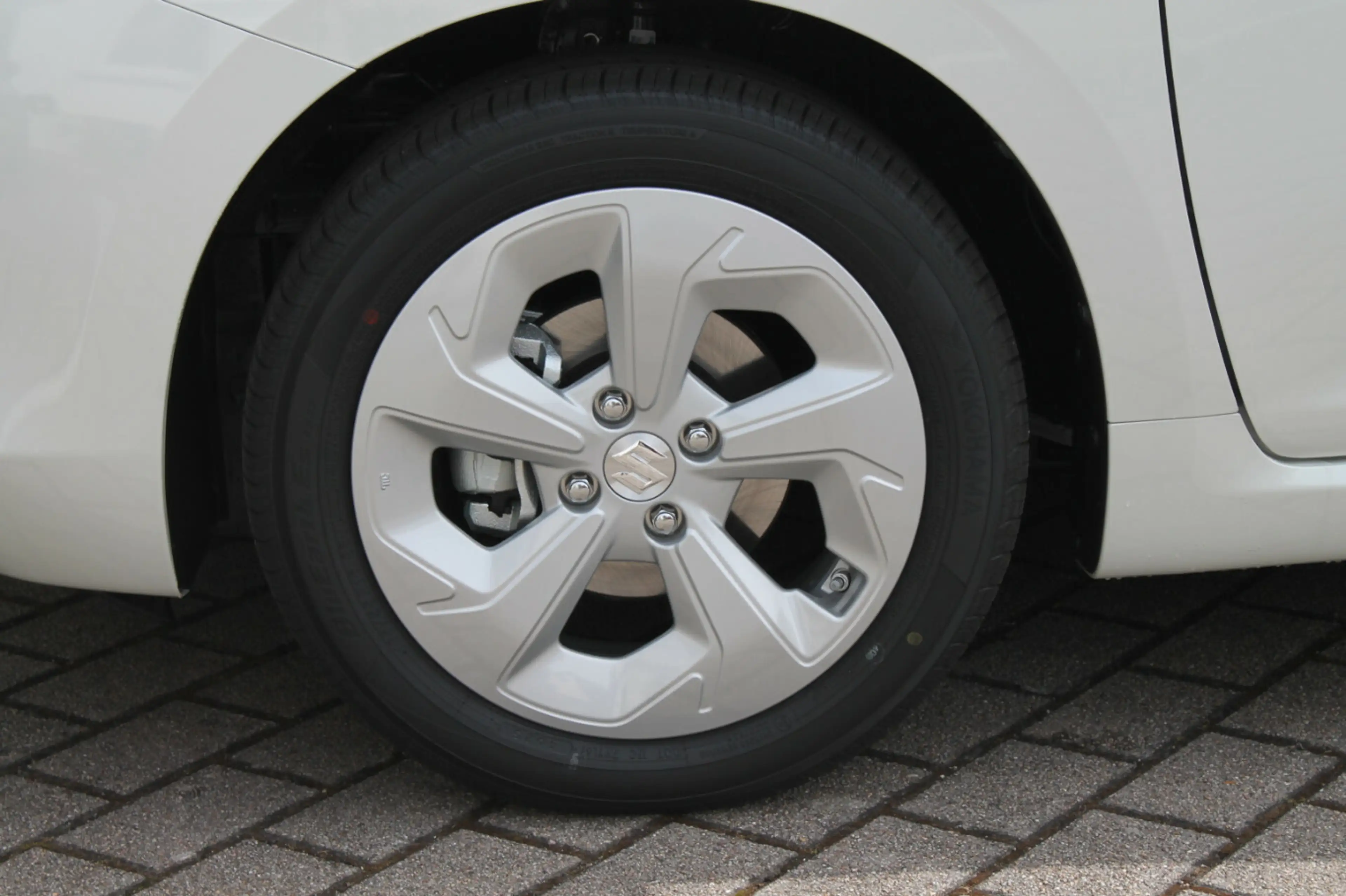 Suzuki Swift 1.2 Comfort Hybrid — photo 4