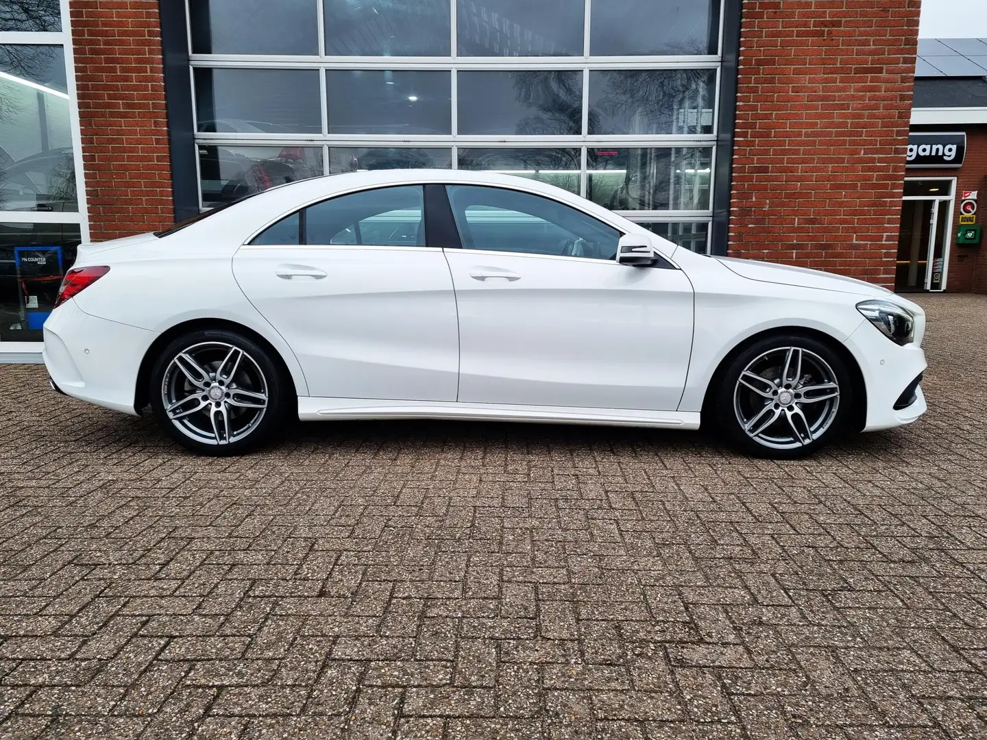 Mercedes-Benz CLA 180 Business Solution AMG Wit - 2
