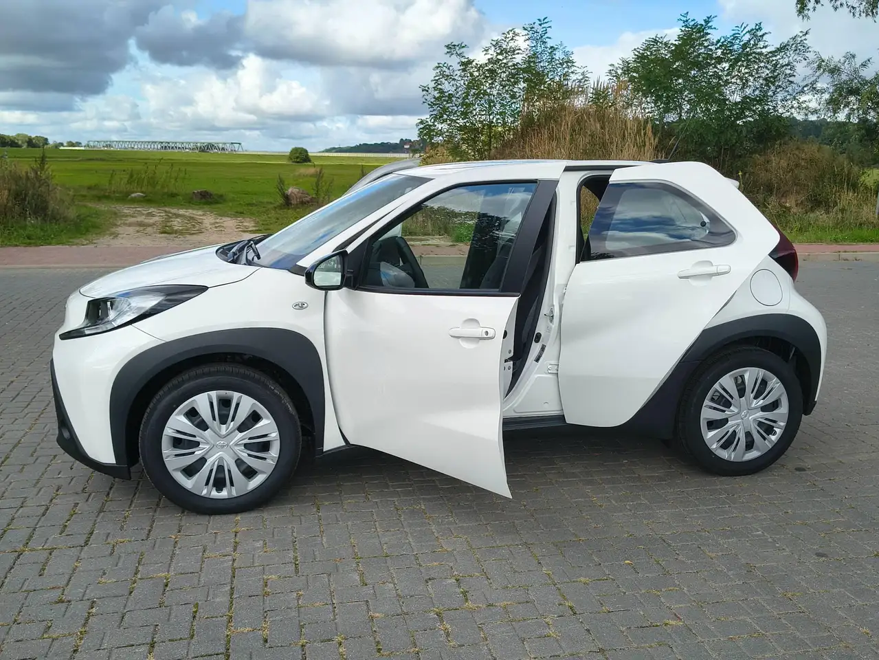 Toyota Aygo X Business Edition Klima und Sitzheizung RFK, миниатюра 4