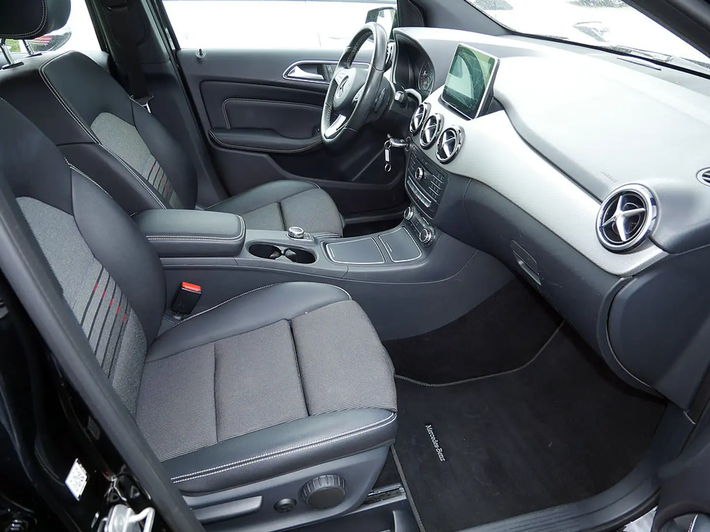 Mercedes-Benz B 200 Urban Style Edition PTS NAVI AHK LED Black - 2