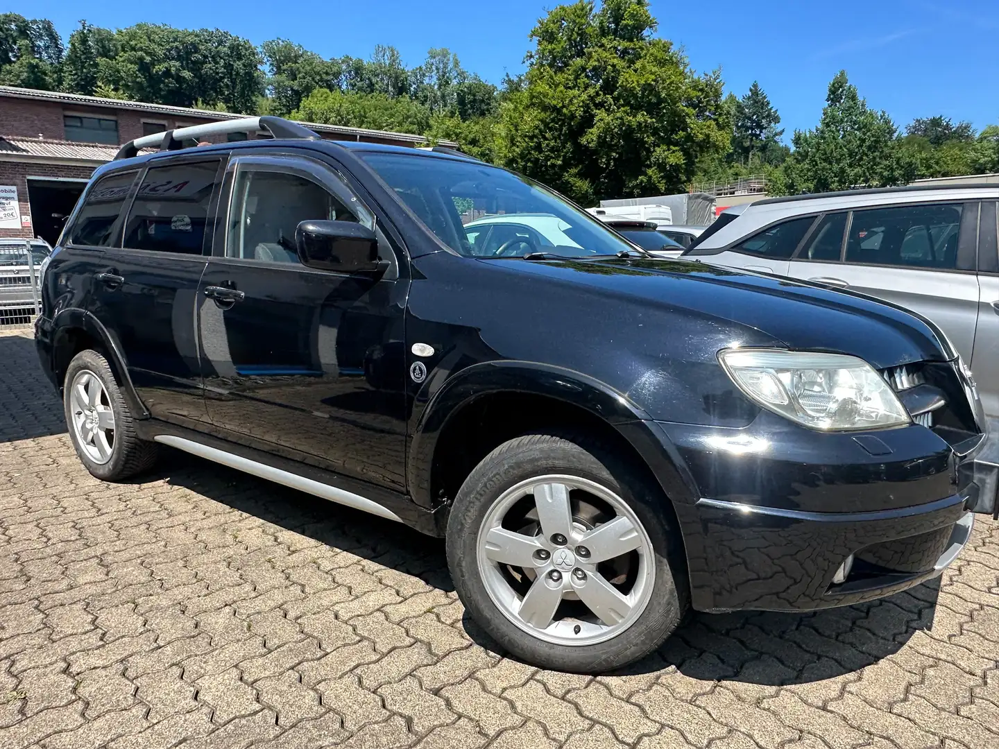 Mitsubishi Outlander 2.4 Intense 4 X 4 ALLRAD+KLIMATRONIK+EURO 4 KAT. Schwarz - 2