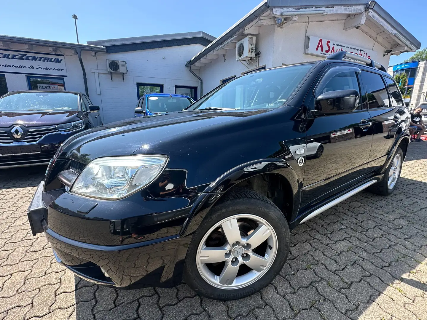 Mitsubishi Outlander 2.4 Intense 4 X 4 ALLRAD+KLIMATRONIK+EURO 4 KAT. Schwarz - 1