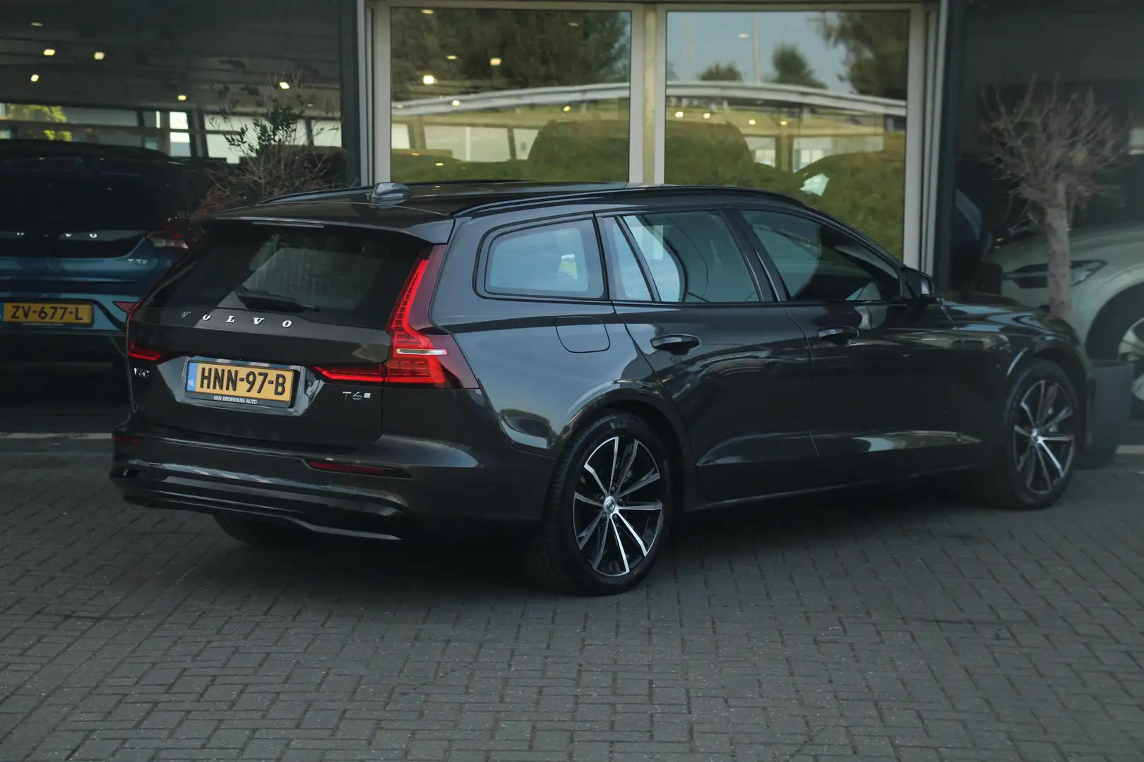 Volvo V60 2.0 T6 Plug-in hybrid AWD Plus Dark | Harman Kardo Grau - 2