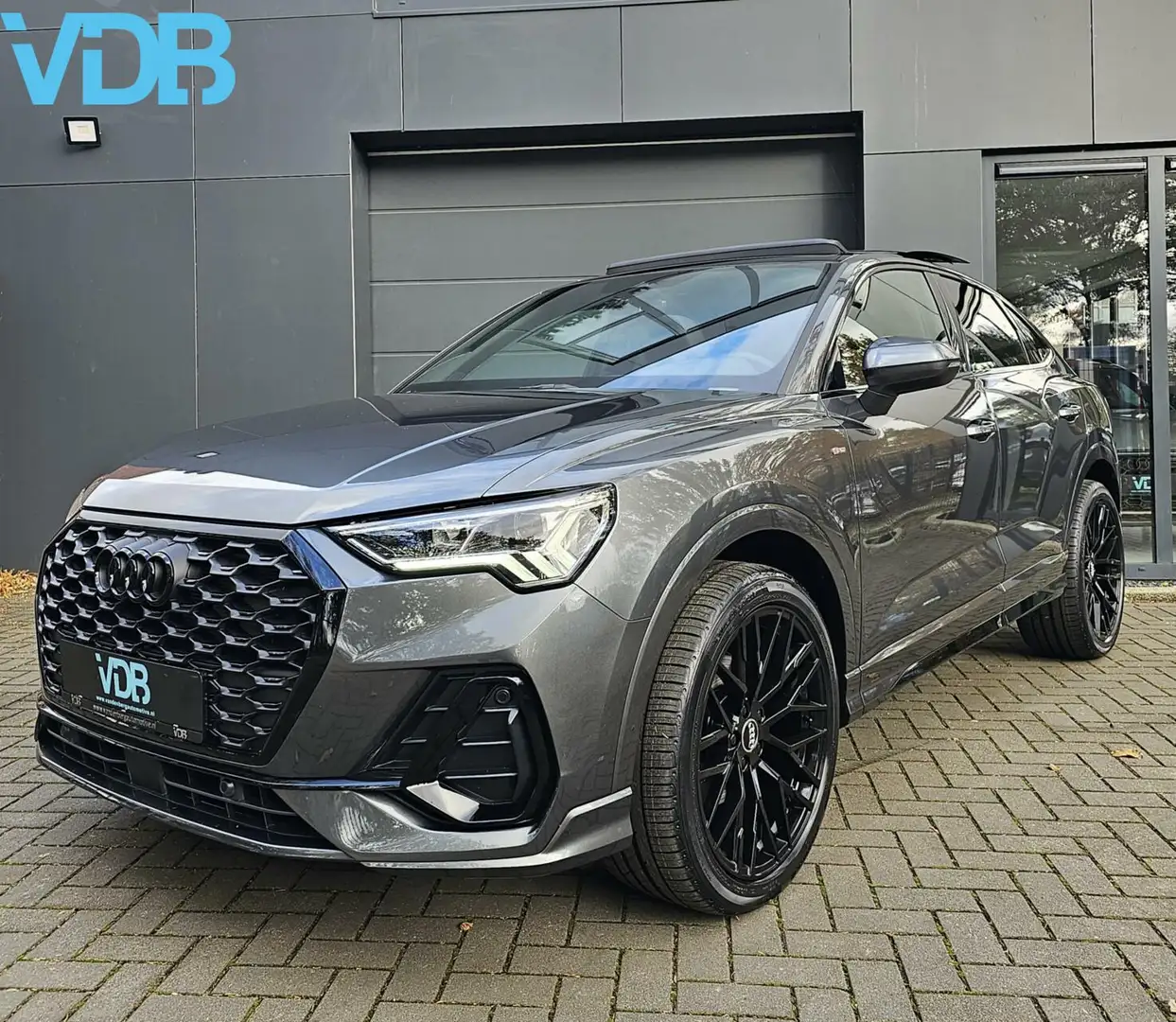 Audi Q3 Sportback 35 TFSI S-Line S-TRONIC BLACK EDITION PA Grijs - 1