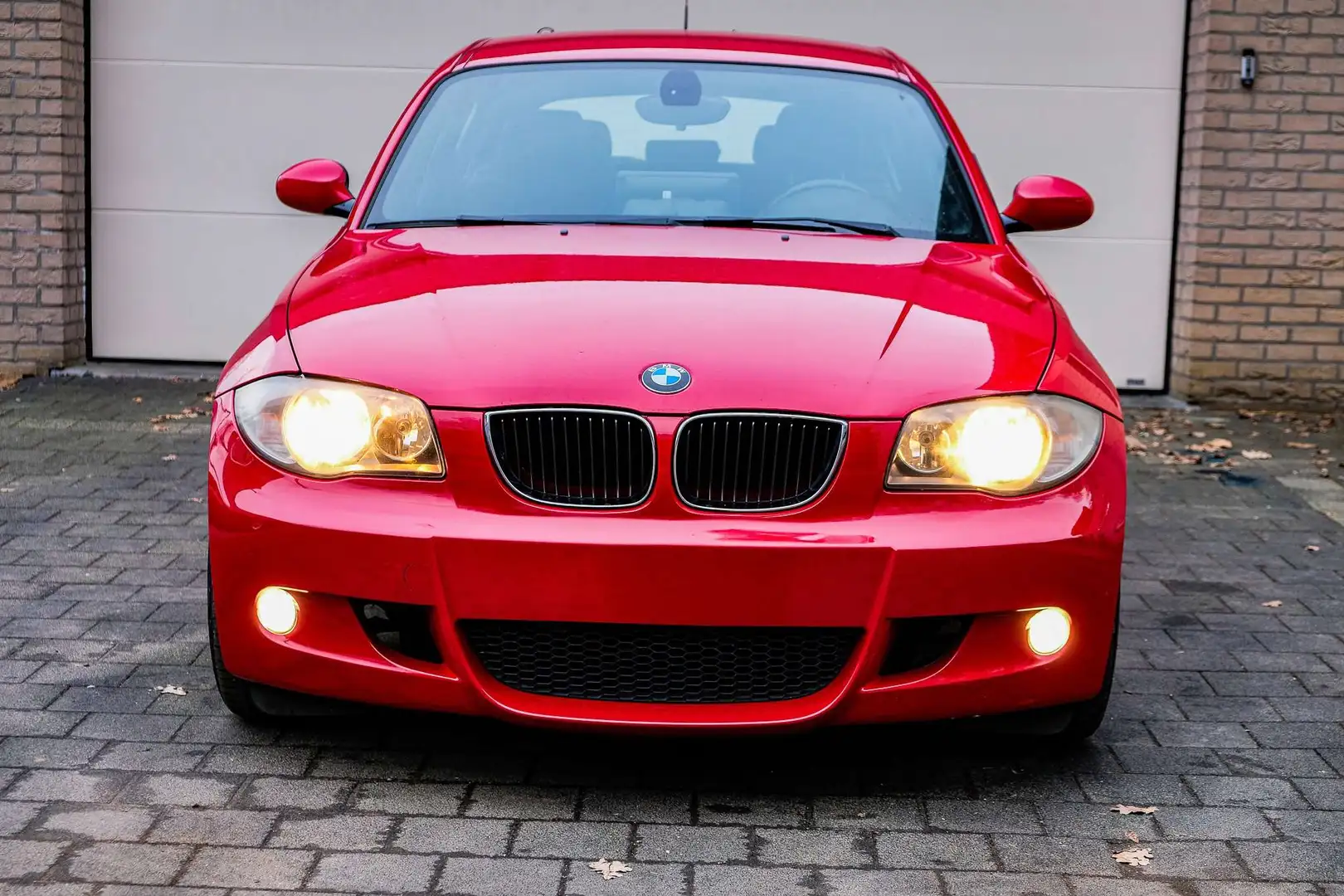 BMW 118 i M Sport Shadow Sportzetels AndroidAuto Rouge - 2