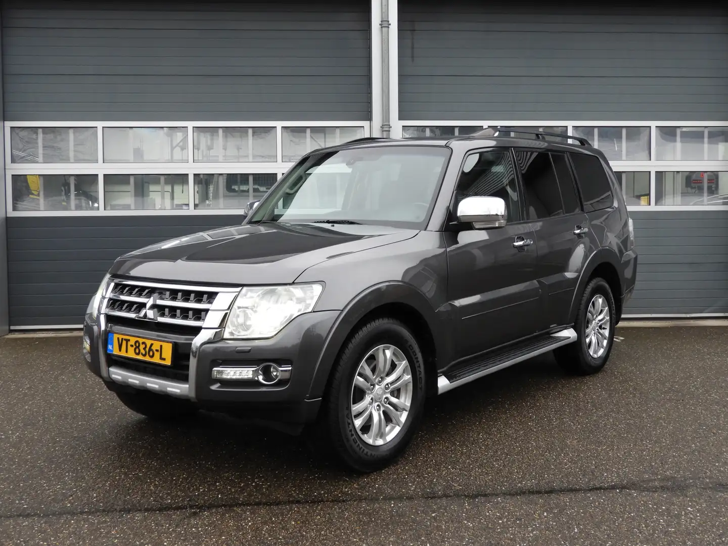 Mitsubishi Pajero 3.2 DI-D AUT | EURO 6 | AIRCO | GRIJS KENTEKEN | 3 Grijs - 1
