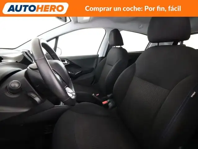 Peugeot 208 view 11