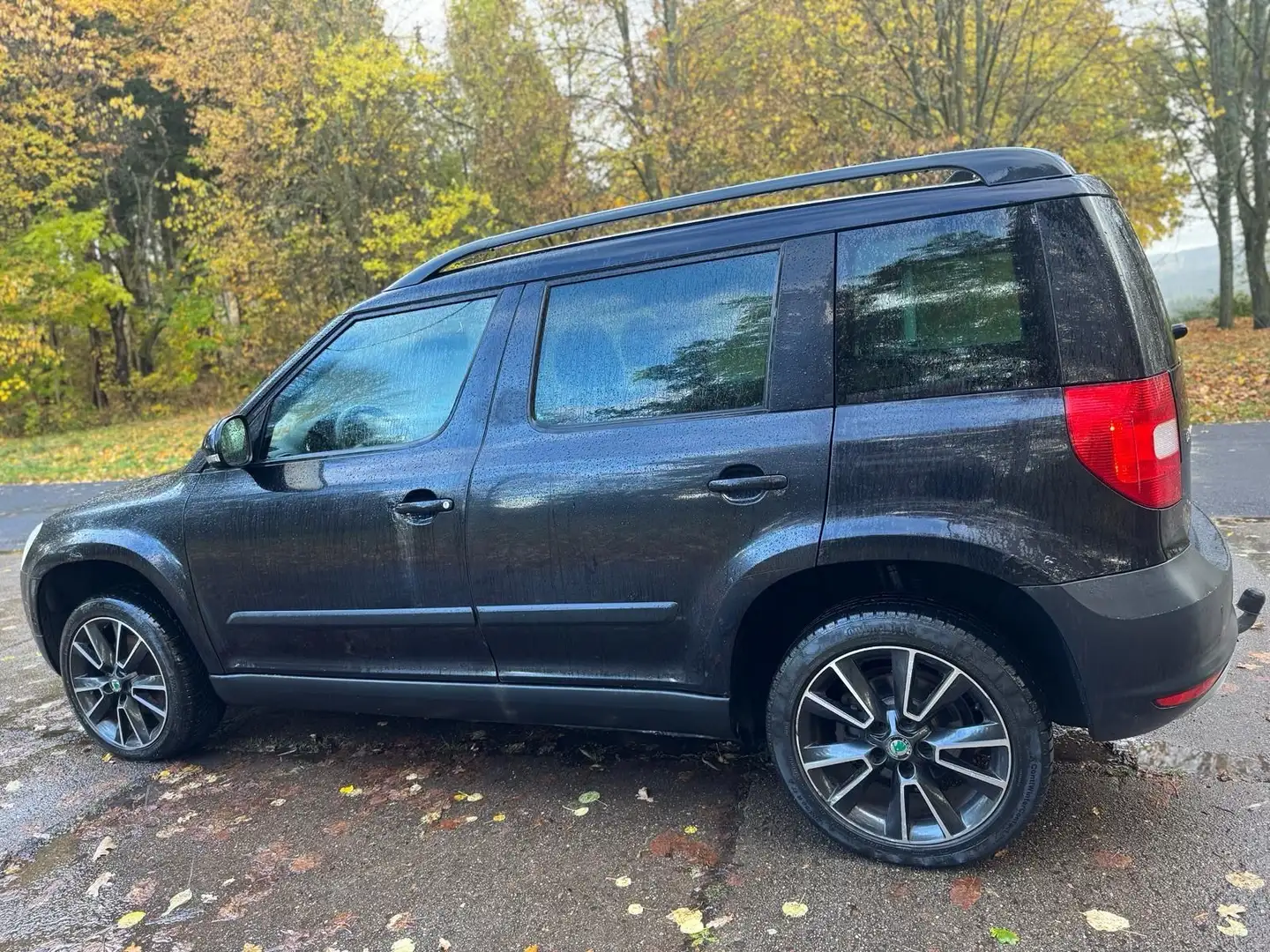 Skoda Yeti Experience 4x4 *DSG *Allrad*Xenon*Navi*AHK* Schwarz - 2