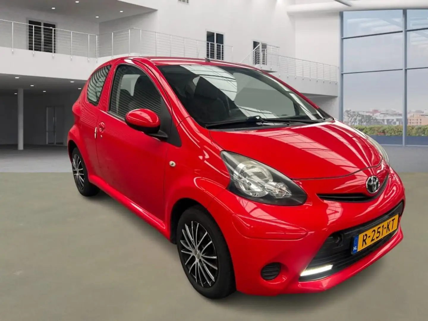 Toyota Aygo 1.0 VVT-i Now Rood - 2