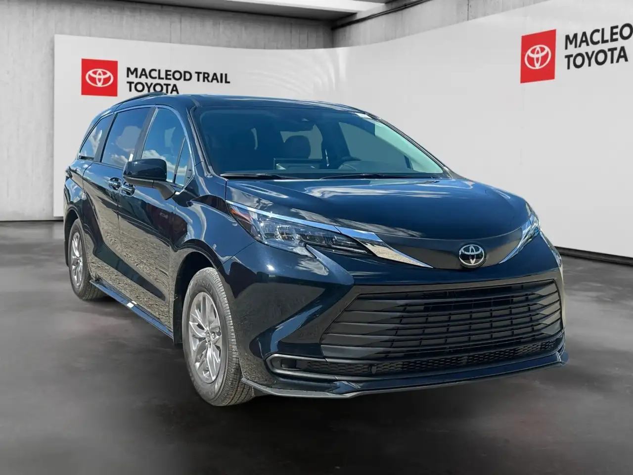 Toyota Sienna снимка Toyota Sienna