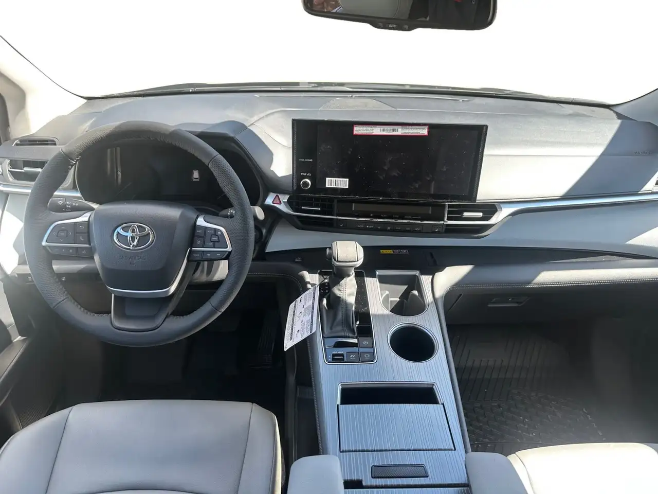 Toyota Sienna снимка Toyota Sienna