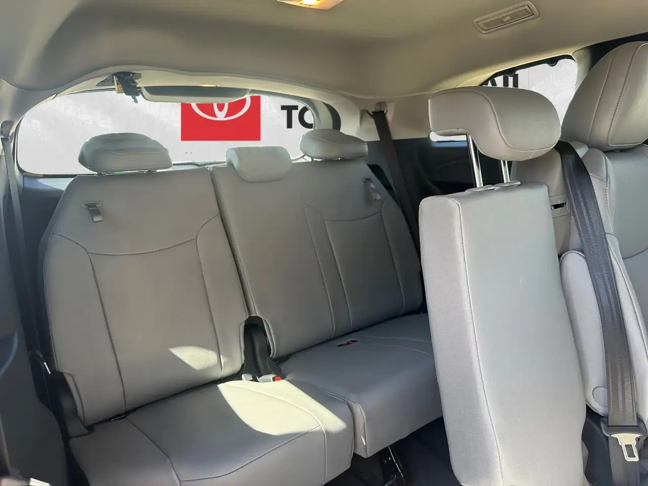 Toyota Sienna снимка Toyota Sienna