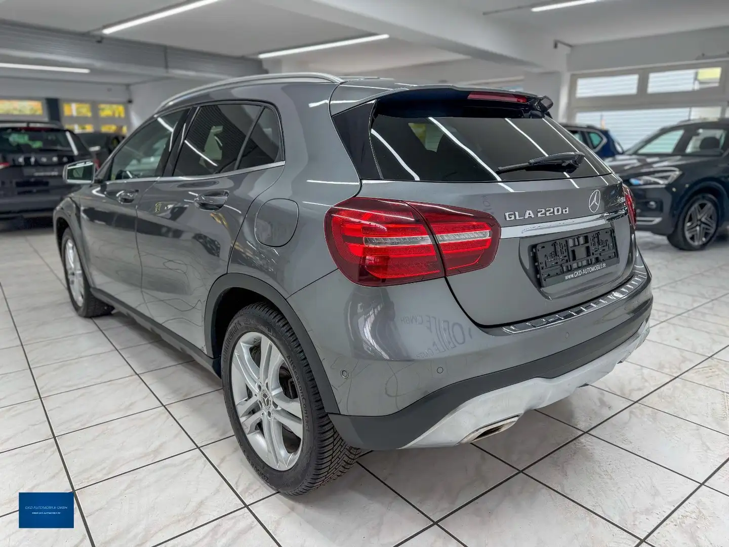 Mercedes-Benz GLA 220 d 4MATIC Urban*Navi*LED*PDC*Kamera* Gris - 2