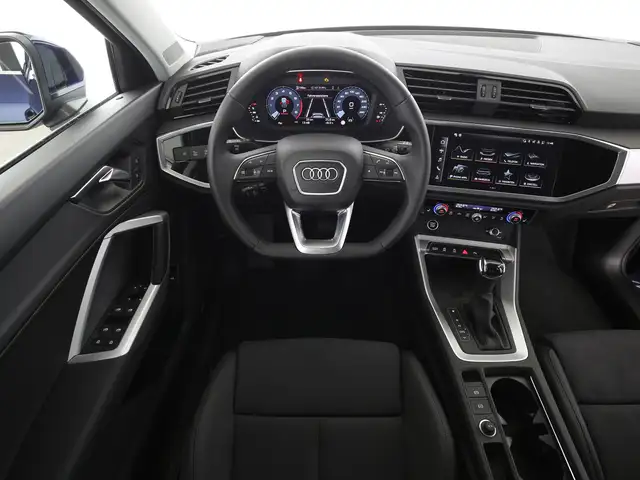 Audi Q3 view 11