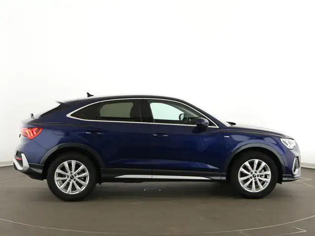 Audi Q3 view 9