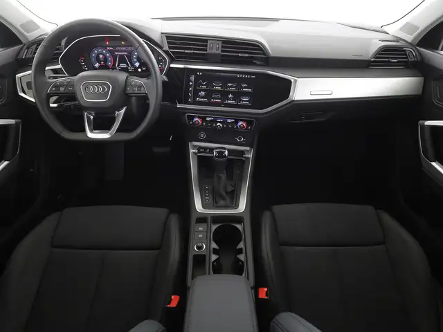 Audi Q3 view 12