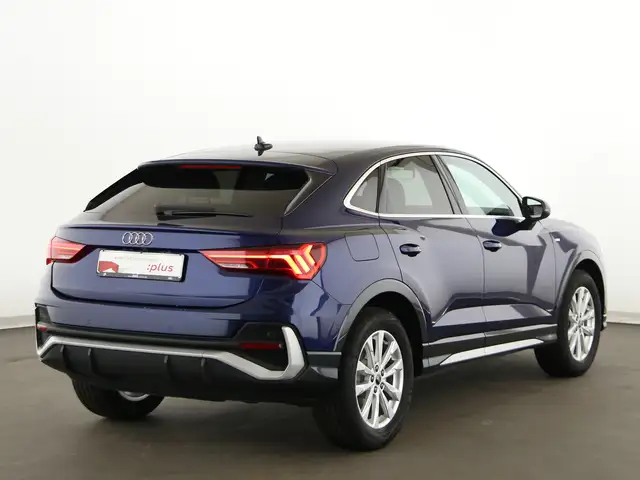 Audi Q3 view 8