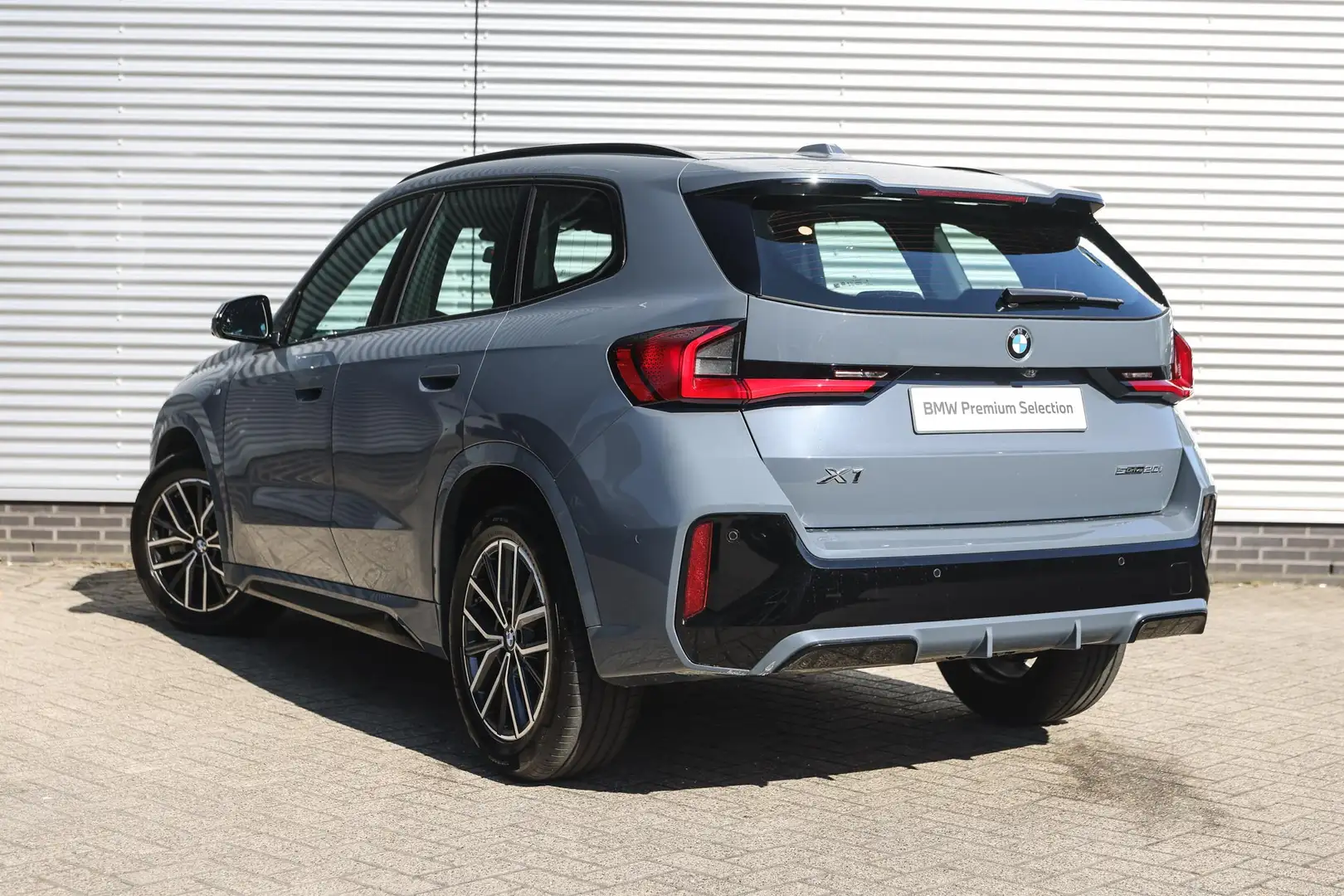 BMW X1 sDrive20i High Executive M Sport Automaat / Trekha Grijs - 2