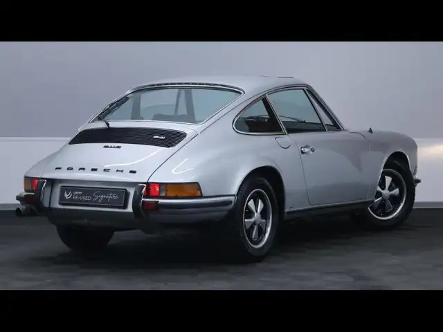 Porsche 911 view 5