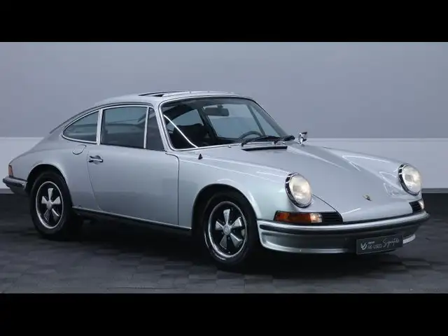 Porsche 911 view 3