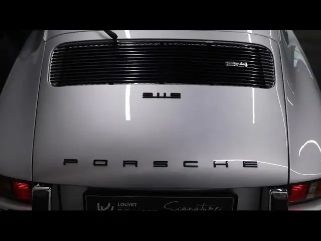 Porsche 911 view 7